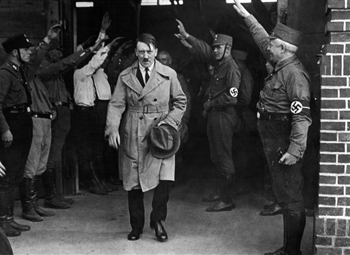 En esta foto de archivo del 05 de diciembre 1931, Adolf Hitler , líder de los nacional-socialistas, se saludó al salir de la sede de Munich de la fies