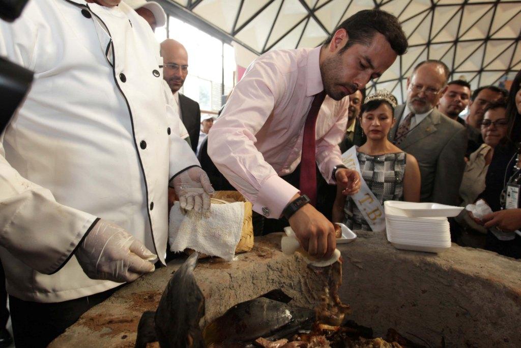El jefe delegacional en Miguel Hidalgo, Víctor Hugo Romo, durante la elaboración del "Bicitaco".