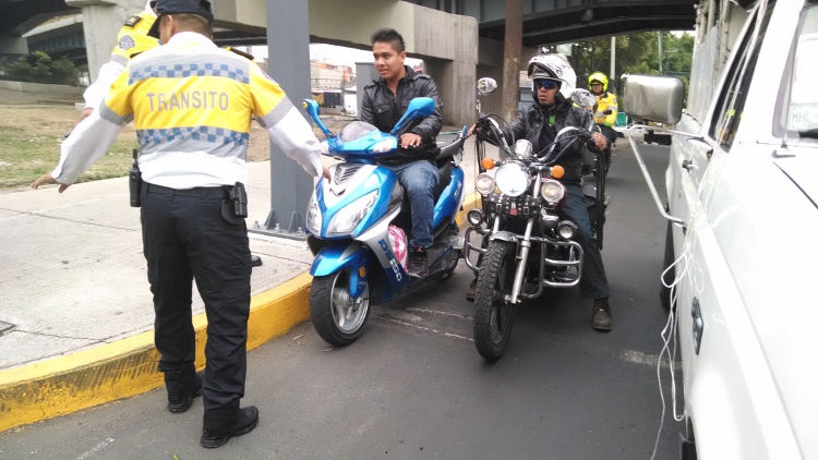 Las revisiones a los motociclistas se realizan de manera aleatoria
