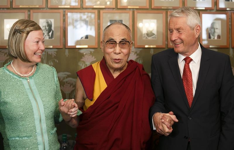 El líder espiritual tibetano, Dalai Lama, se reúne con los miembros del comité del Premio Nobel de la Paz, Kaci Kullmann Five y Thorbjorn Jagland, con