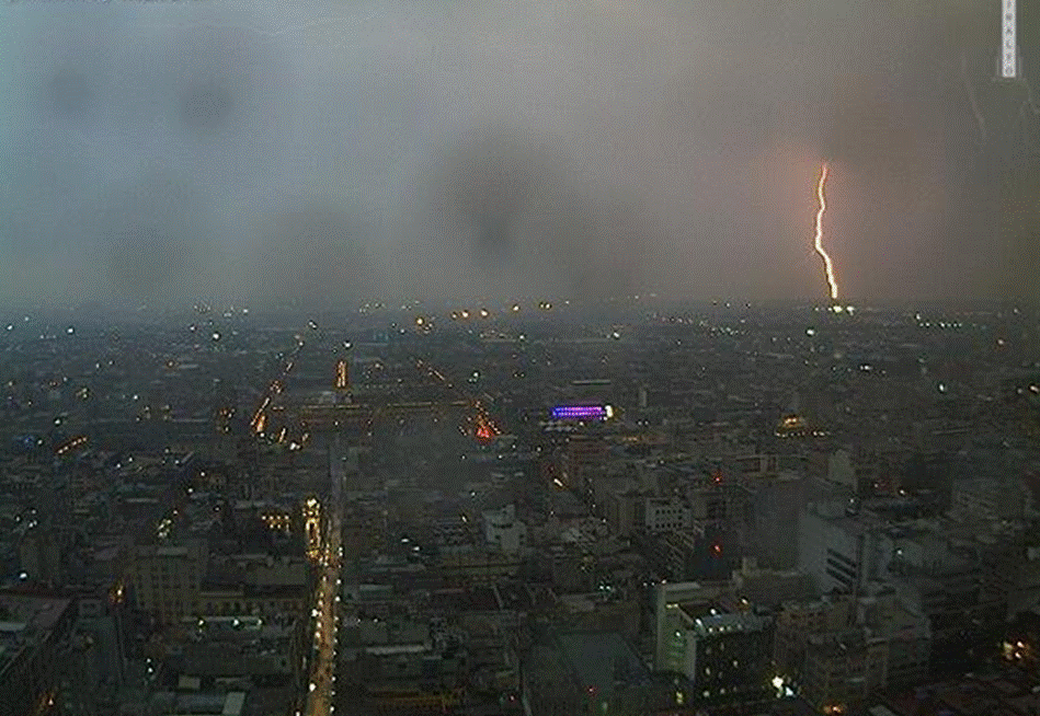 Rayo captado en el DF; vista oriente de la Torre Latino.