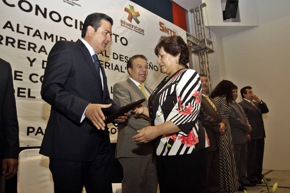 Realizan entrega de nacionales y estatales. 