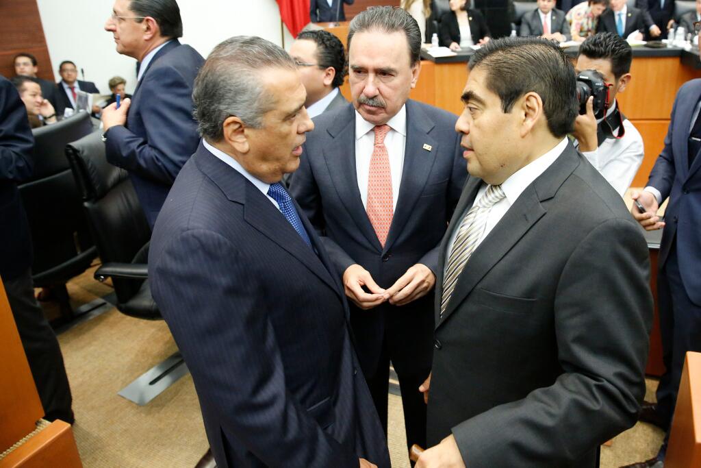 Los senadores Miguel Barbosa, del PRD, y Emilio Gamboa, del PRI, junto al coordinador de los diputados priistas, Manlio Fabio Beltrones, durante la du
