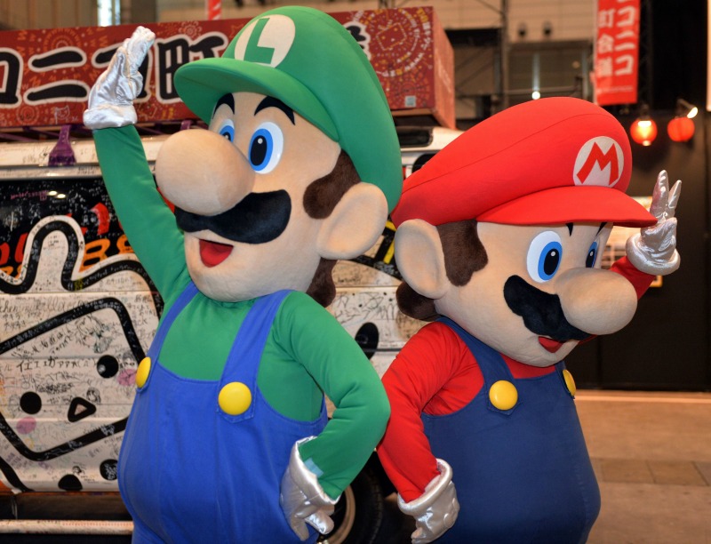 Super Mario y Luigi en un evento de la compañía.