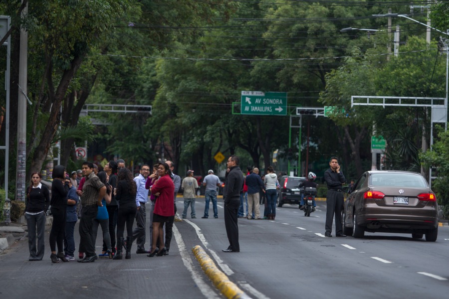 Capitalinos y oficinistas salieron de inmuebles en la Ciudad de México por el sismo de 6.6 grados en la escala de Richter.