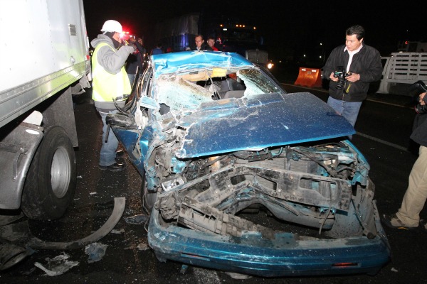 El choque de tres vehículos contra una camioneta de carga que se encontraba parada en la autopista México-Puebla dejó un saldo de un  muerto y dos her