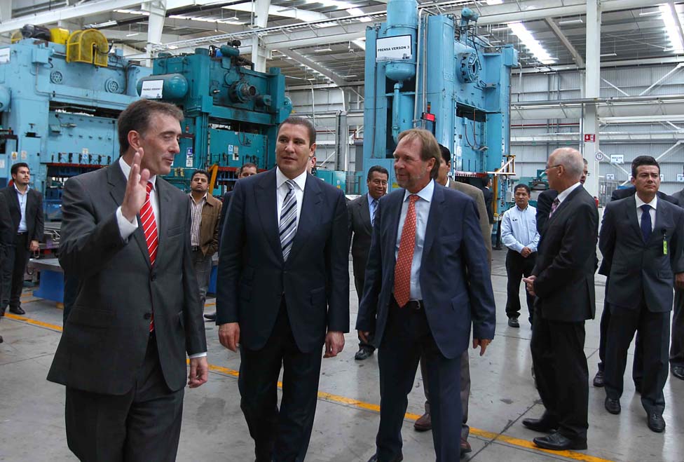 Cortan el listón inaugural y recorren las nuevas instalaciones de la planta.