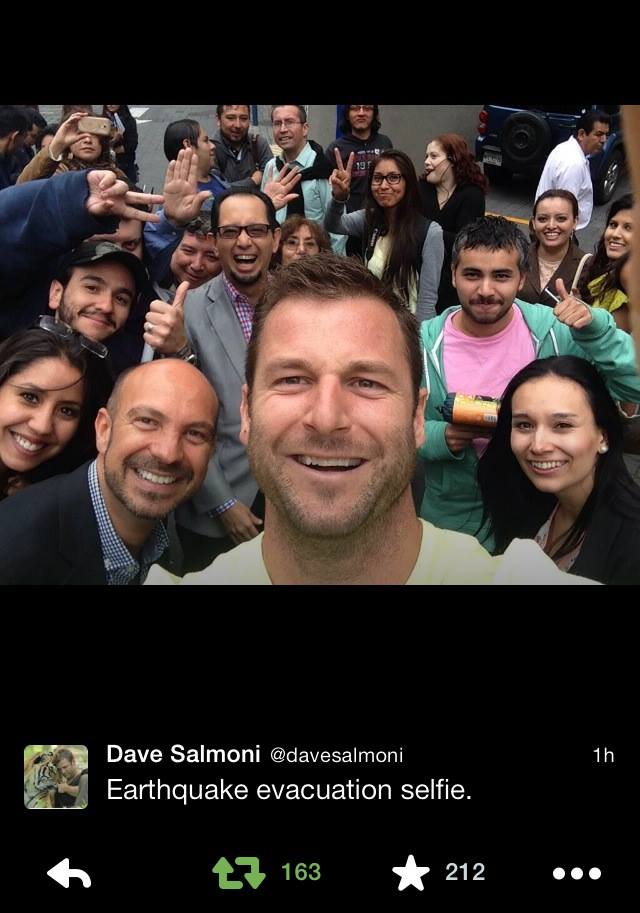 El conductor tomó una selfie al salir poco después del sismo.