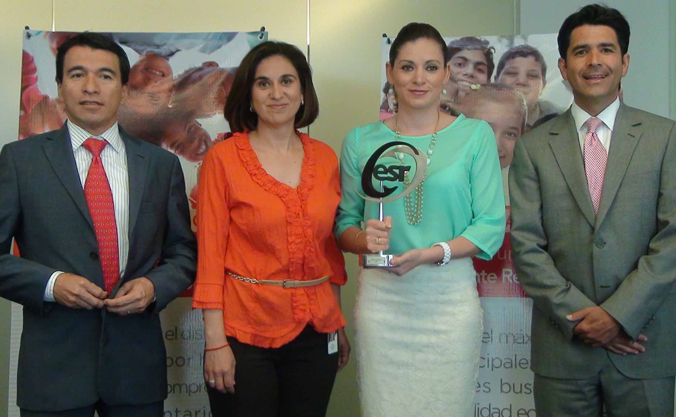 El grupo de directivos de BanBajío con la presea recibida. 