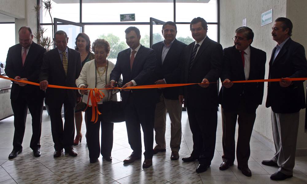 En la inauguración de la agencia. 