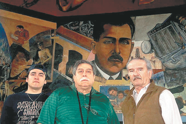 Luis Martín (al centro) dirige el montaje.