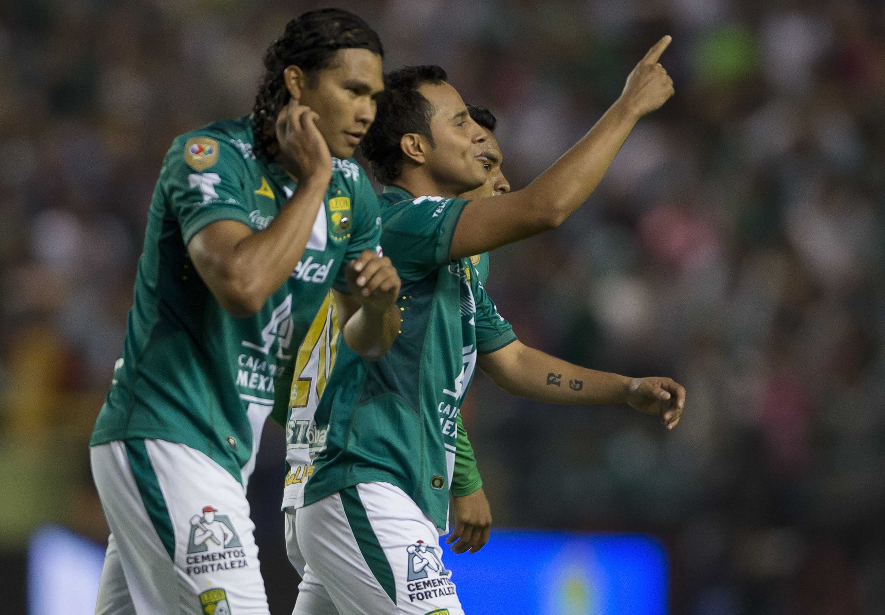 Luis Montes adelanta al León