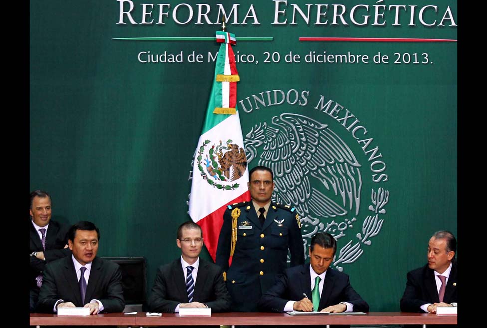 El presidente Enrique Peña Nieto y parte de su gabinete en la presentación de la Reforma Enérgetica.