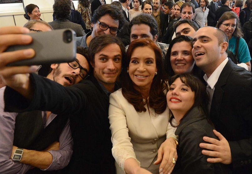 La selfie de Gael García con la presidenta Cristina Fernández de Kirchner.
