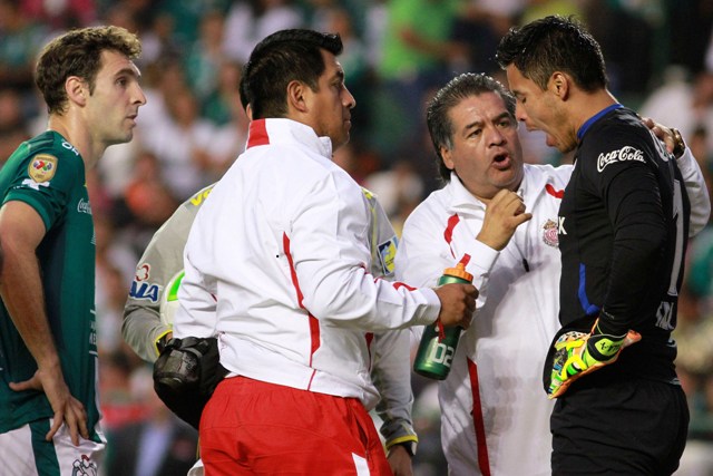 Talavera recibiendo atención médica luego del balonazo de Boselli 