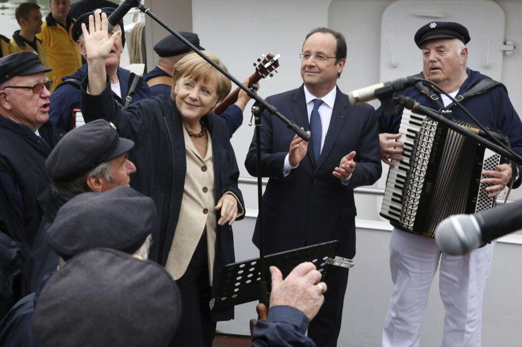 La canciller alemana, Angela Merkel, y el presidente francés, Francois Hollande, son recibidos por un coro musical en Sassnitz, en la isla de Rügen, A