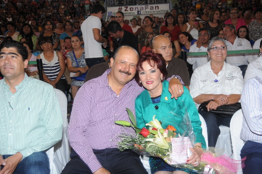 Duarte y su esposa en el festejo del día de las madres.