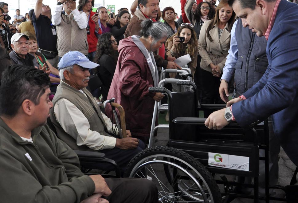 durante la entrega de apoyos a personas con discapacidad.