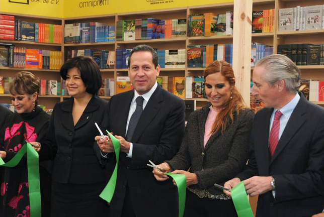 Eruviel Ávila inaugura la Librería Itinerante del Estado de México