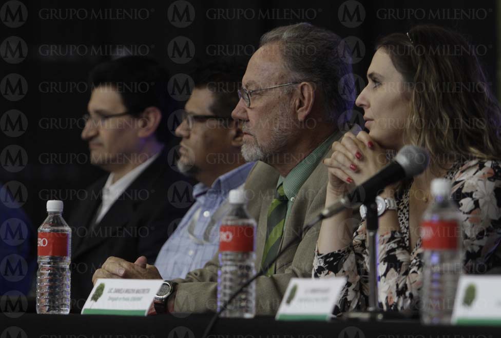 Fernando Fernández Font, rector de la Ibero, y Daniela Migoya Mastretta, la delegada de la Semarnat, durante el foro “Los Bosques de Puebla y el compr