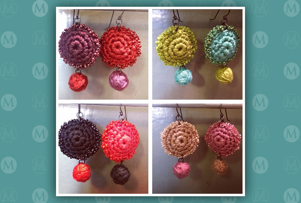 Gabriela Campo utiliza los hilos tejidos y estructurados para dar formas coloridas que adornen y diviertan.