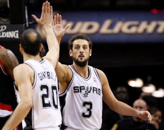Marco Belinelli celebra con Manu Ginobili