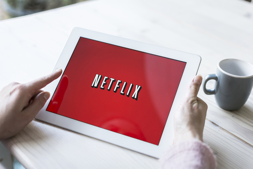 Netflix anuncia el aumento de un dólar en su tarifa mensual.