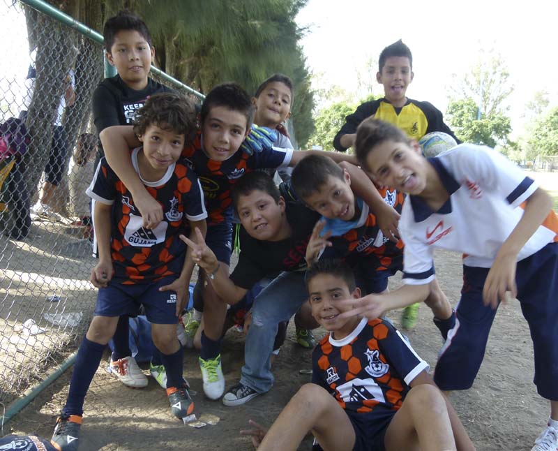 Niños felices con el juego.