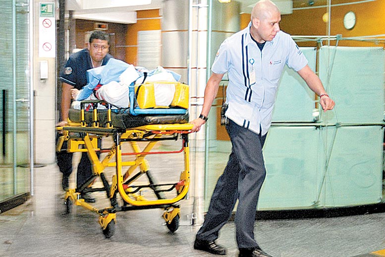 Paramédicos trasladan al legislador para ser operado de urgencia.
