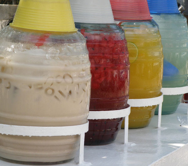 Personal de Coepris realiza verificaciones a los locales que expenden aguas frescas a fin de que con su consumo no se disparen enfermedades.