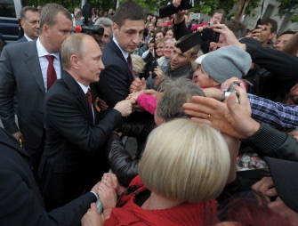 Putin saluda hoy a ciudadanos del puerto de Sebastopol durante su visita a Crimea 