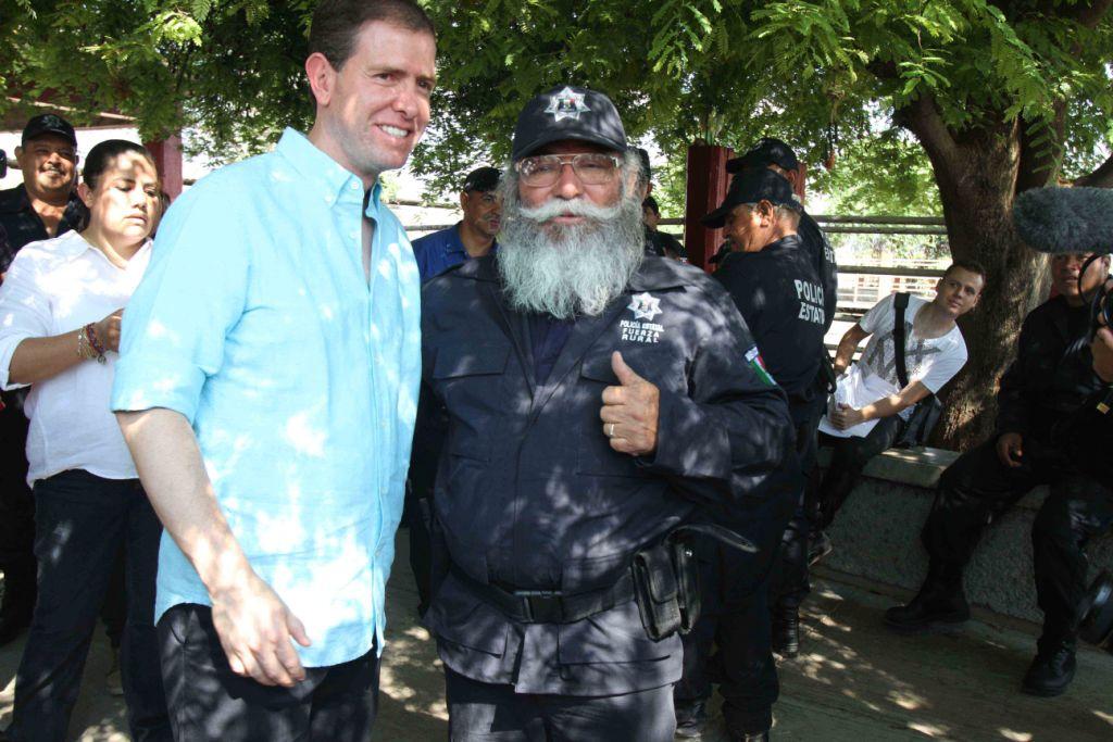 Alfredo Castillo y 'Papá Pitufo' se sacan la foto del recuerdo de la desaparición de los autodefensas en Tepalcatepec.