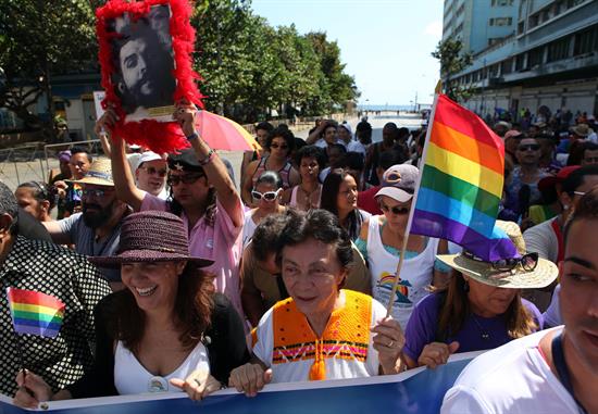 Castro Espín, hija del presidente Raúl Castro, marchó al frente de los participantes, quienes recorrieron unos 400 metros por la avenida La Rampa.
