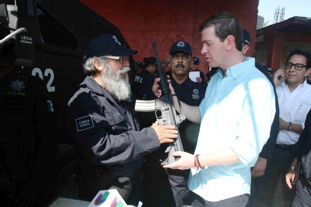 Estanislao Beltrán Torres, alias 'Papá Pitufo', recibió uniforme y armas oficiales para integrarse a las policías comunitarias.