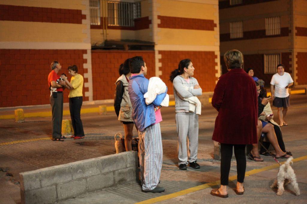 Grupos de personas permanecen fuera de sus hogares  tras un movimiento sísmico con una magnitud de 5.9 grados en la escala de Richter.