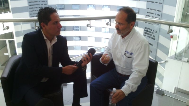 Gustavo Madero Muñoz (derecha) dice que señalamientos contra Juan Manuel Oliva, tendrían que ir con pruebas.