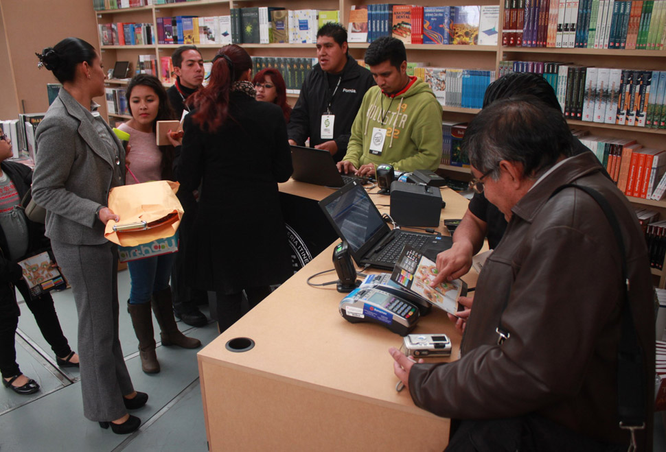 Los asistentes a la Librería Itinerante.