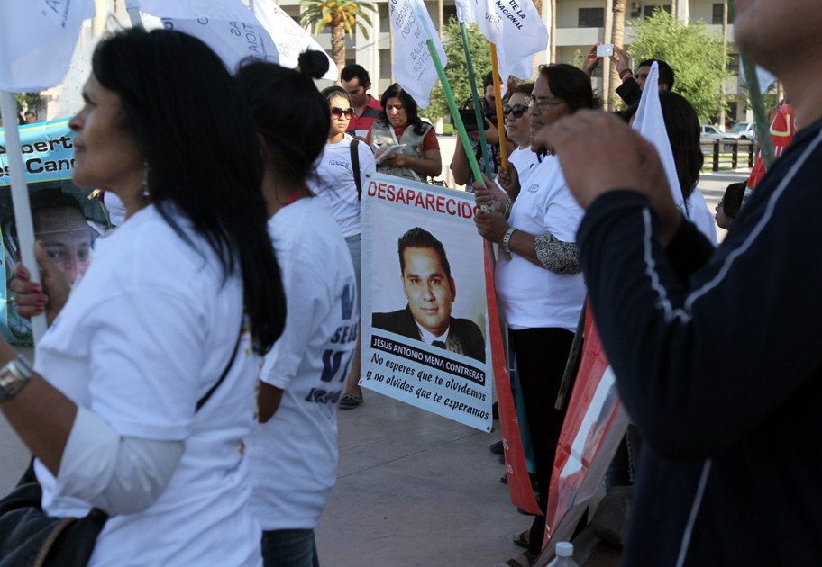 Marcha de la dignidad ayer en la Plaza Mayor de Torreón. 