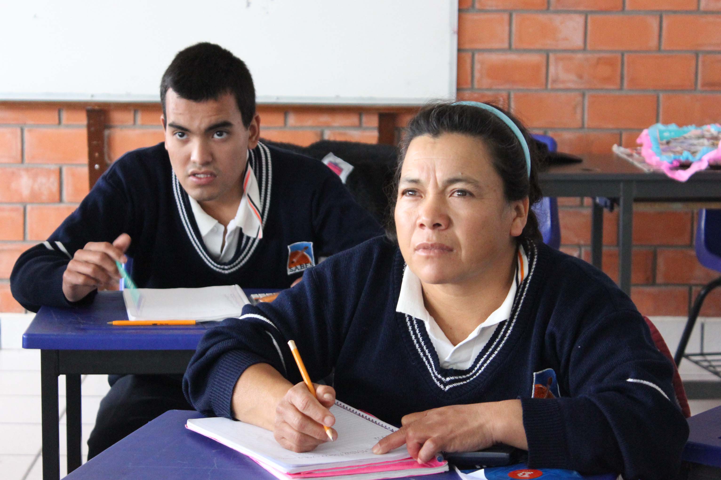 Noé está interesado en estudiar Mecatrónica, mientras que Andrea planea estudiar Derecho para apoyar a las madres que enfrentan discriminación.