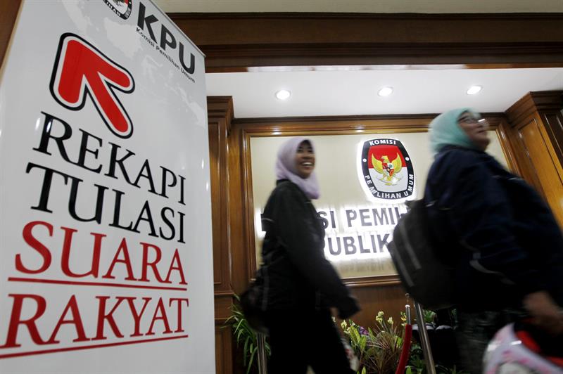 Dos oficiales de la oficina de la Comisión Electoral de Indonesia, fotografiadas en dicho centro en Yakarta