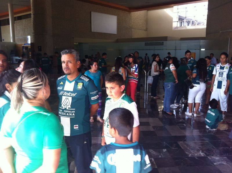 Aficionados esperando la llegada del equipo.