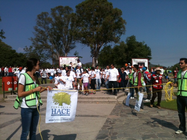 Familias caminan por la Conciencia al Autismo
