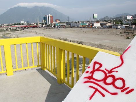 Los vándalos no se resistieron a poner su firma en el puente remodelado.