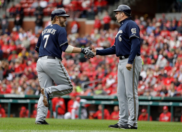 Mark Reynolds (izquierda), jugador de los Cerveceros