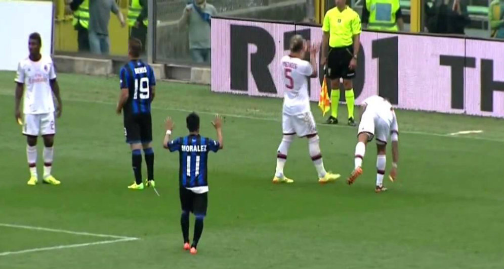 Nigel de Jong recoge plátano arrejado desde la tribuna 