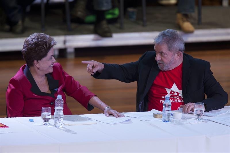 La presidente brasileña, Dilma Rousseff , y el exmandatario brasileño Luiz Inácio Lula da Silva  en el encuentro nacional del oficialista Partido de l