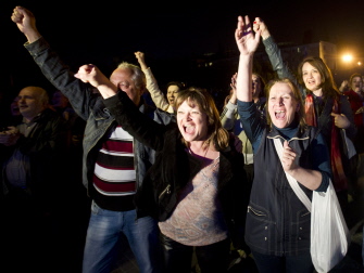 Activistas prorrusos celebran su victoria en el referéndum ante el gobierno estatal de Donetsk
