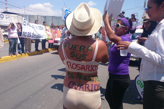 Antiabortistas y abortistas se colocaron frente al Congreso.