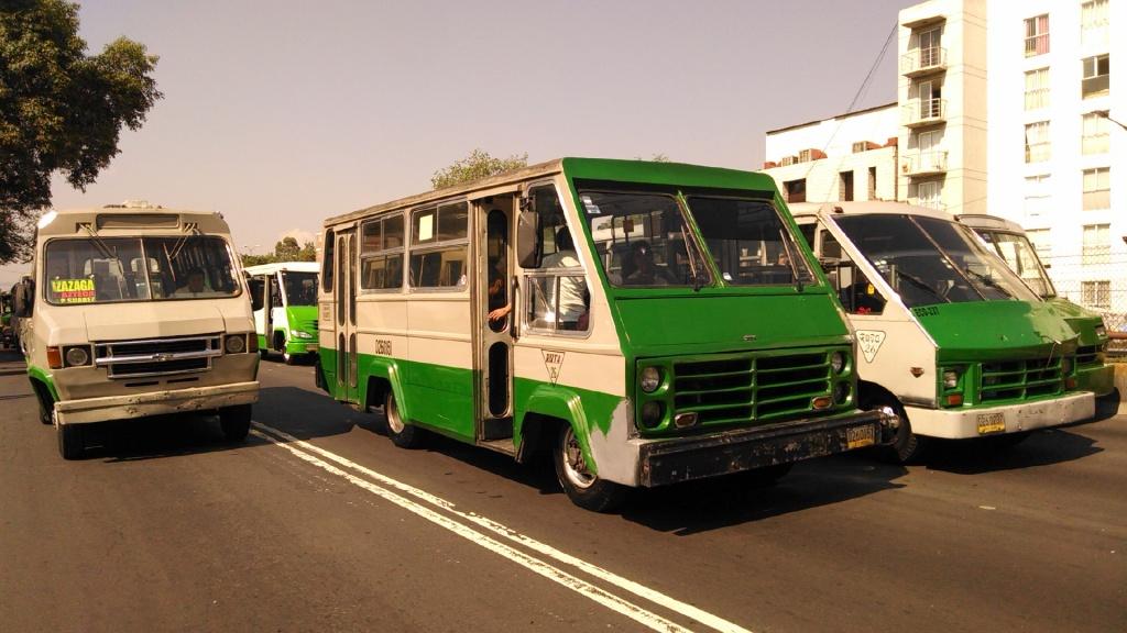 Los choferes de la ruta que corre de Xochimilco a Izazaga por Tlalpan se dirigen a las oficinas del gobierno del Distrito Federal para pedir que no se
