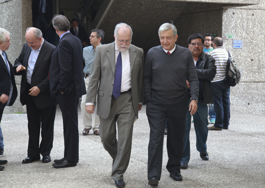 López Obrador realizó una conferencia titulada "Neoporfirismo: Hoy como ayer" en el Colegio de México.